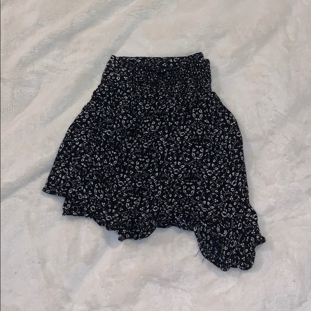 American Eagle Women’s Black and White Shorts